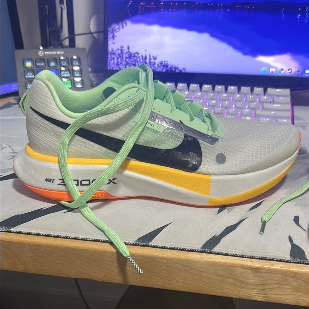 Nike ZoomX Running Shoes - Vibrant Design - Picture 4 of 5